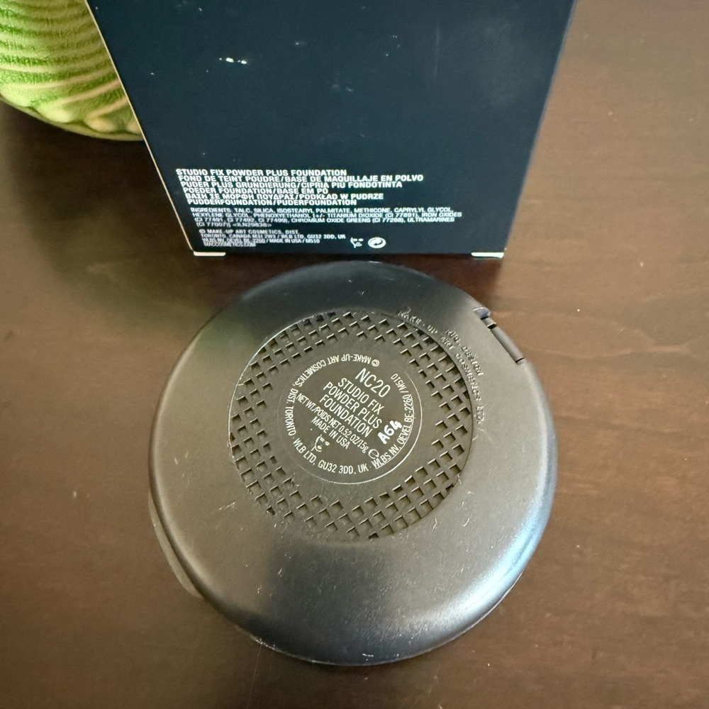 NC20 ~ MAC Studio Fix Powder Plus Foundation, Original Formula, Full Size, NIB - Picture 4 of 4